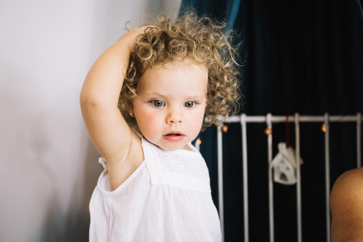 Mi bebé se arranca el pelo: por qué y qué hacer