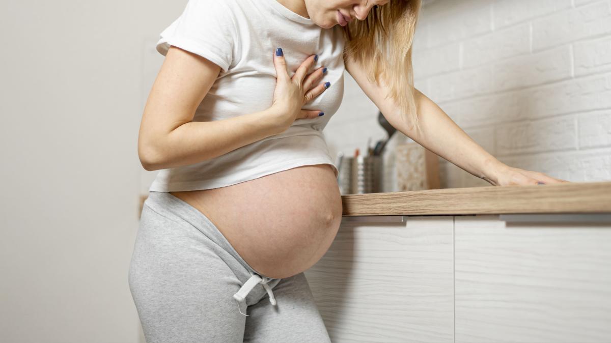 ¿Debo preocuparme si al romper aguas sale sangre?