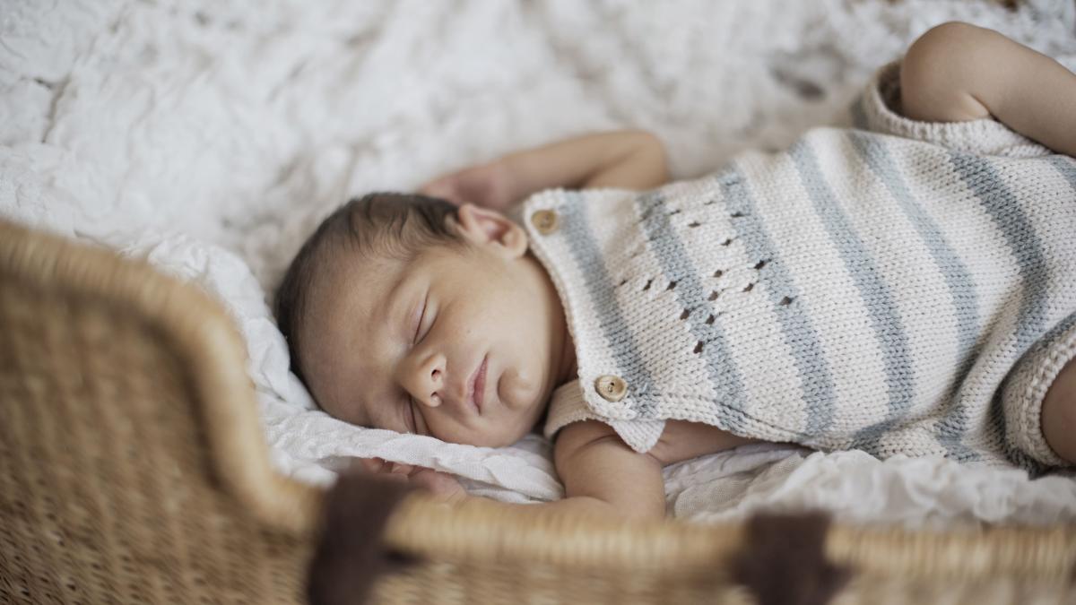 Por qué mi bebé se arquea hacia atrás cuando duerme