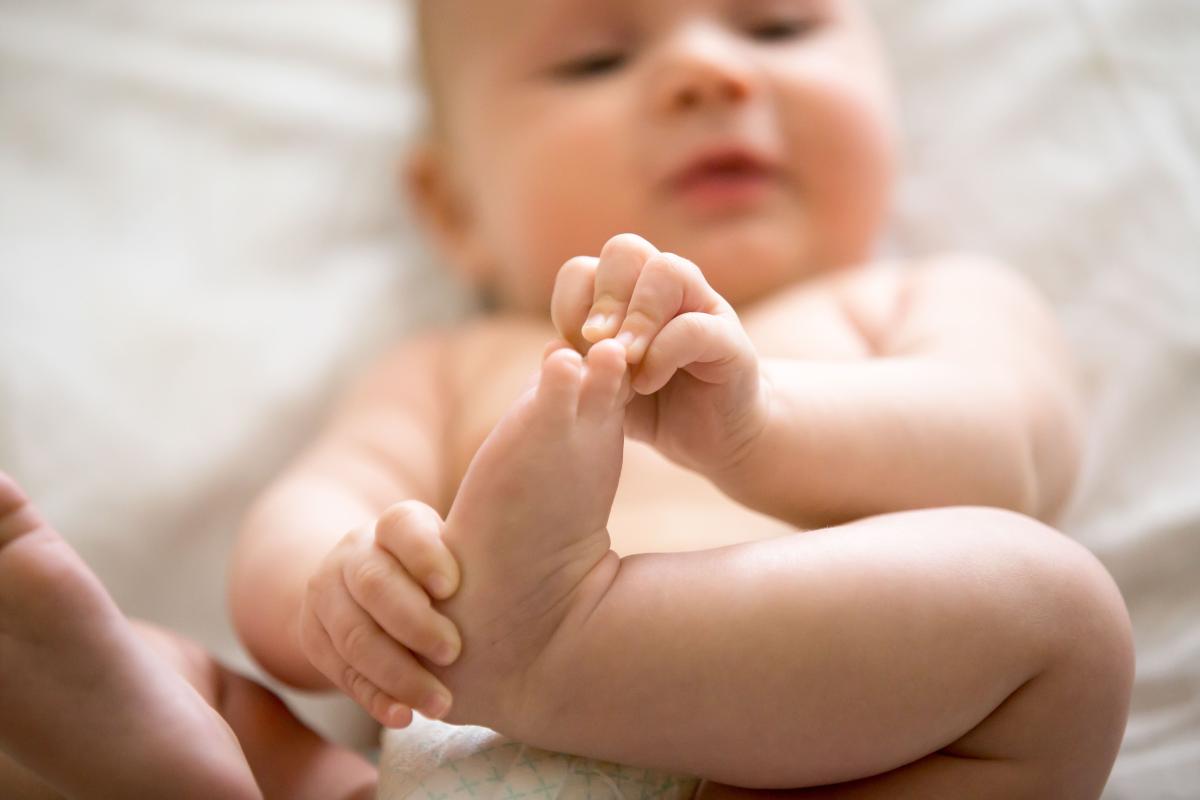 A mi bebé le sudan mucho los pies y las manos: por qué y qué hacer