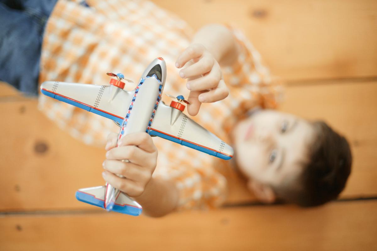 Mi hijo siempre tiene algo en las manos: causas y qué hacer