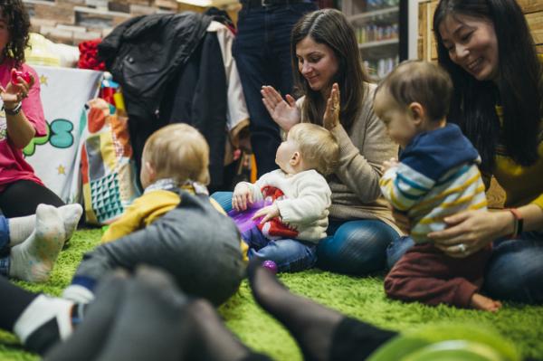 Beneficios del yoga para bebés - Ayuda a socializar