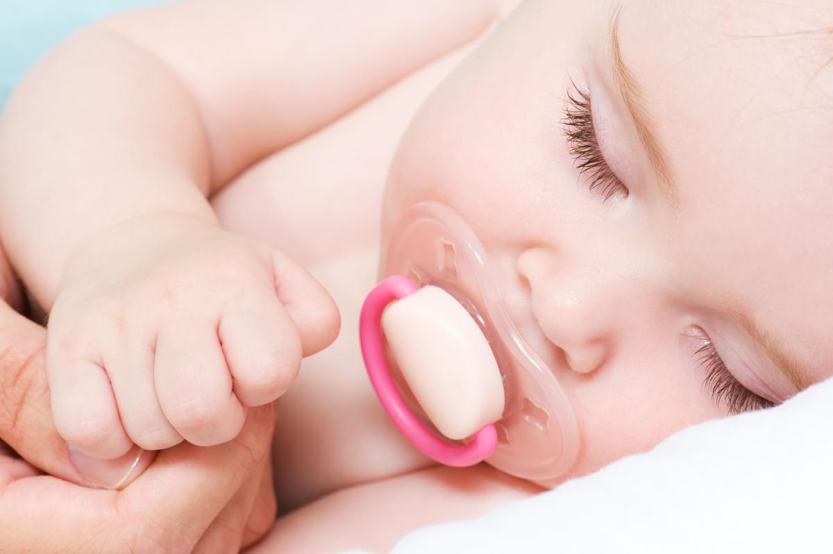 ¿Es seguro para un recién nacido dormir con chupete?
