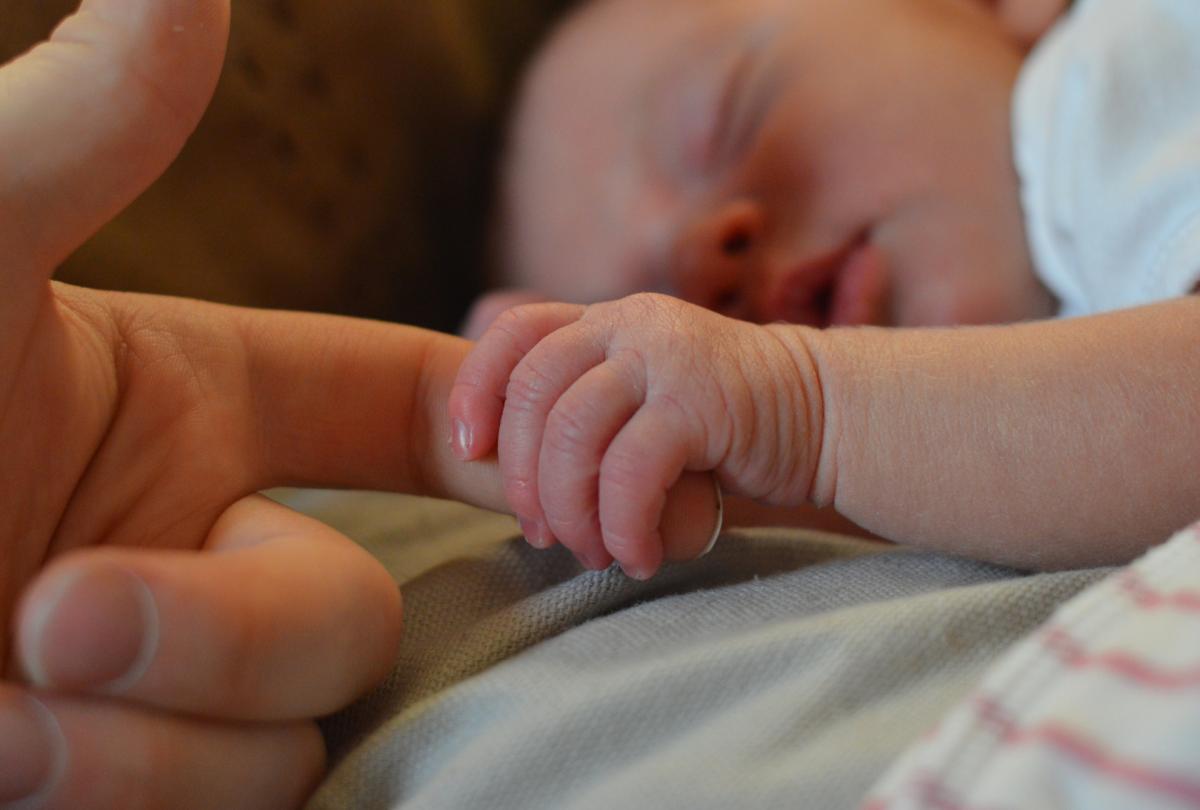 Por qué mi hijo me agarra la mano para dormir y cuándo dejará de hacerlo