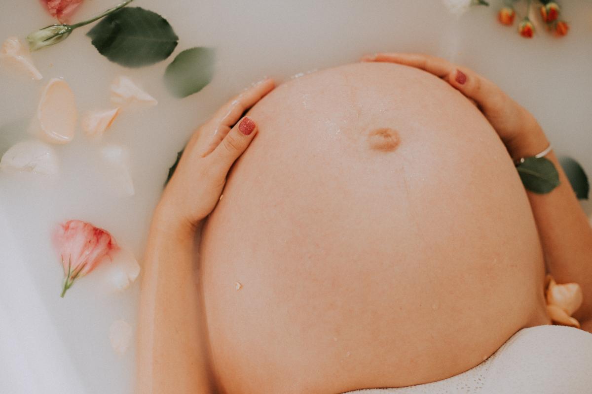 Por qué noto como burbujas en la barriga en el embarazo
