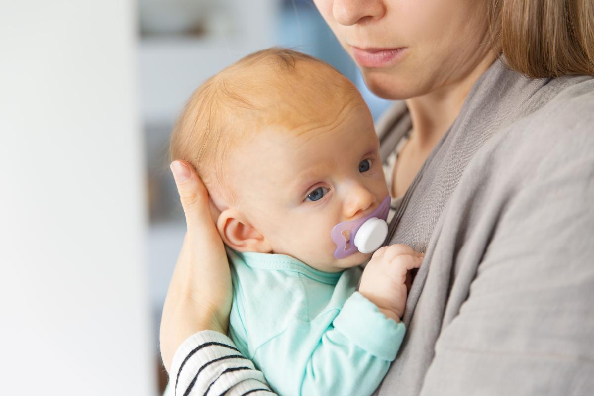 Por qué a mi bebé le huele mal el oído y cómo quitarlo