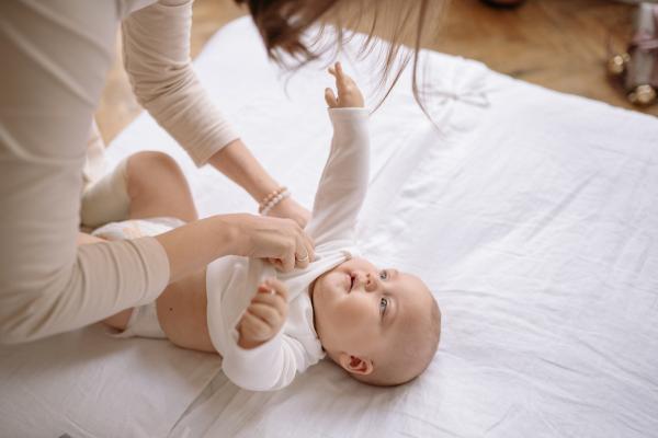 ¿Si mi hijo aletea cuando se emociona, es autista? - ¿Por qué mi bebé aletea las manos? 