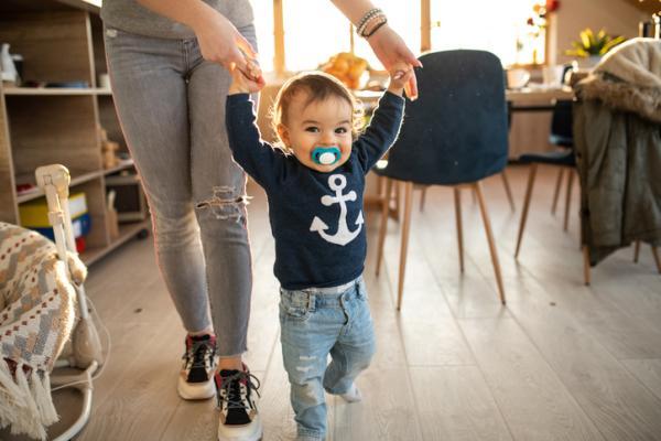 Cómo estimular a un bebé de 9 meses - Aprendiendo a caminar