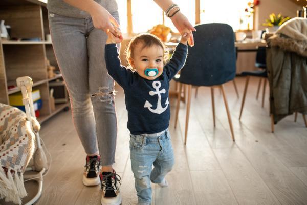 Cómo estimular a un bebé de 9 meses - Aprendiendo a caminar 