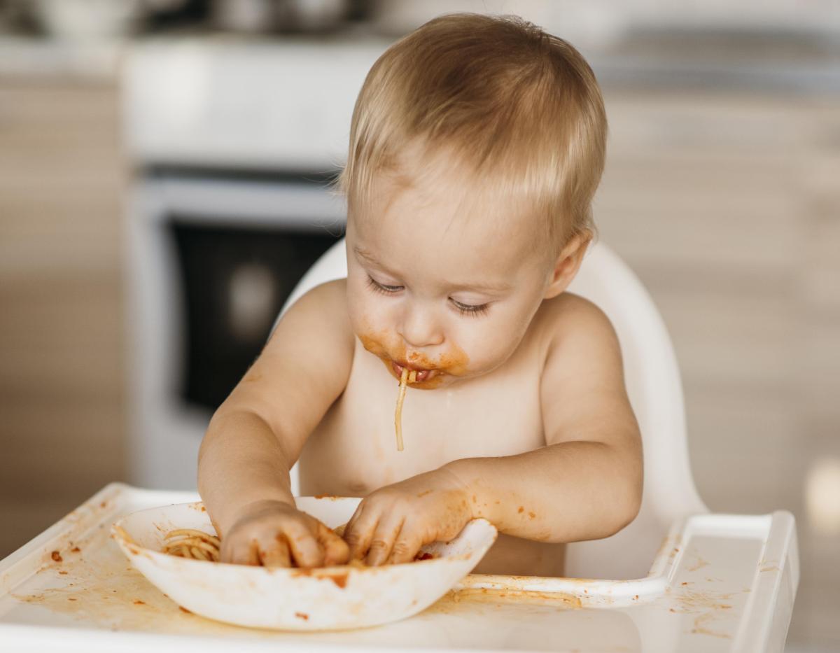 Por qué mi bebé tira la comida al suelo y qué hacer