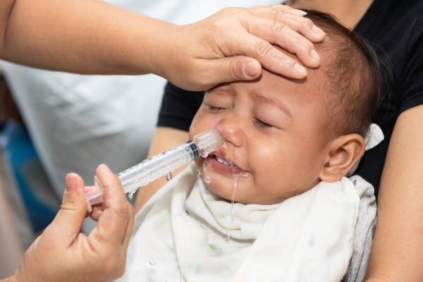 Remedios caseros para expulsar flemas en bebés - Lavados nasales con suero fisiológico