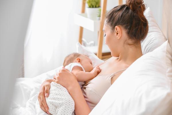 ¿Cuándo sacarse leche, antes o después de amamantar? - ¿Cuándo es mejor sacarse la leche, antes o después de amamantar?