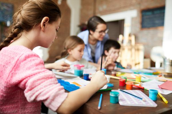 Cómo ayudar a un niño a hacer amigos - Planifica actividades sociales