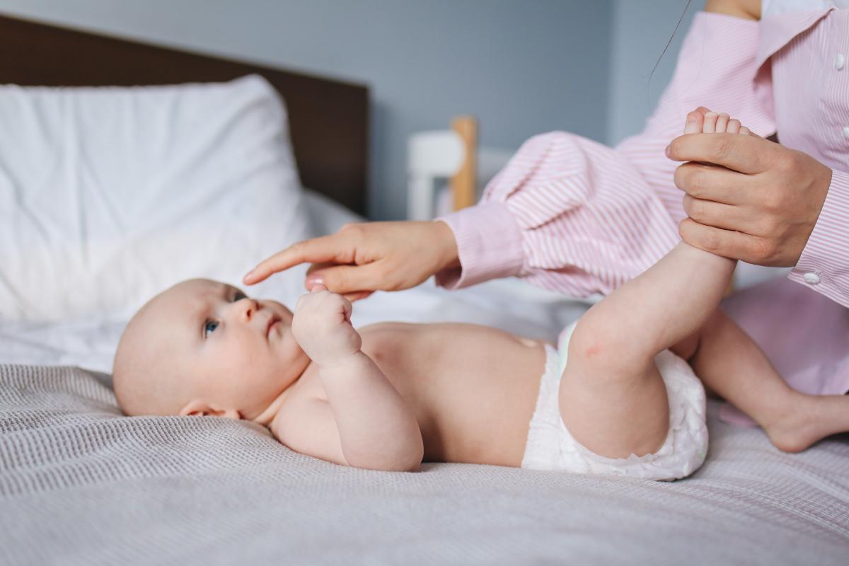 Por qué mi bebé hace caca dura y cómo evitarlo
