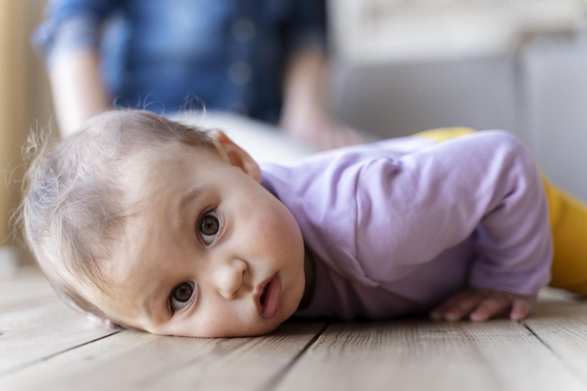 Mi bebé se ha dado un golpe en la cabeza: qué hacer y cuándo ir al médico