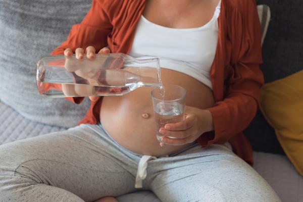 Remedios caseros para las náuseas en el embarazo - Beber agua en pequeños sorbos