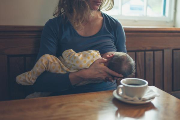 ¿Es malo tomar café en la lactancia?