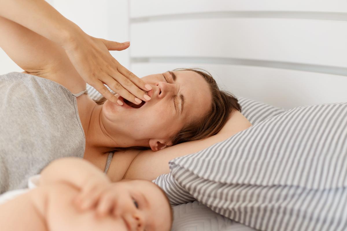 Por qué mi bebé se despierta cada hora y qué hacer