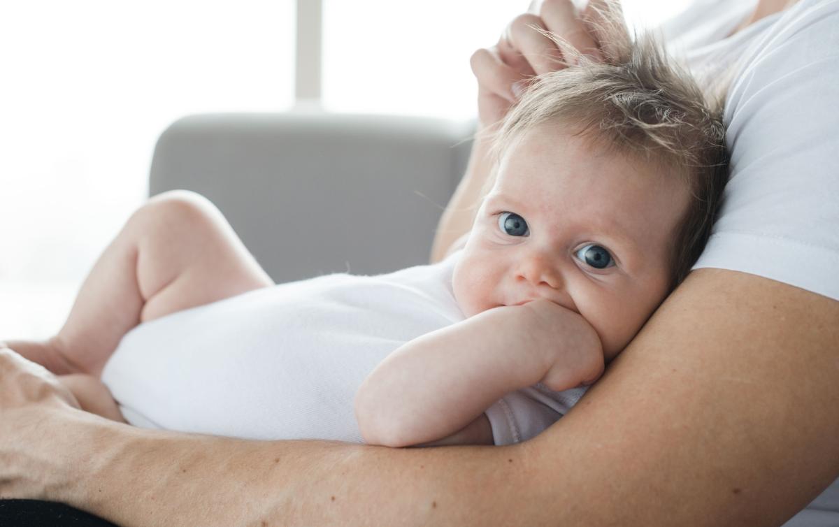 A mi hijo le duele la barriga por la noche: por qué y qué hacer