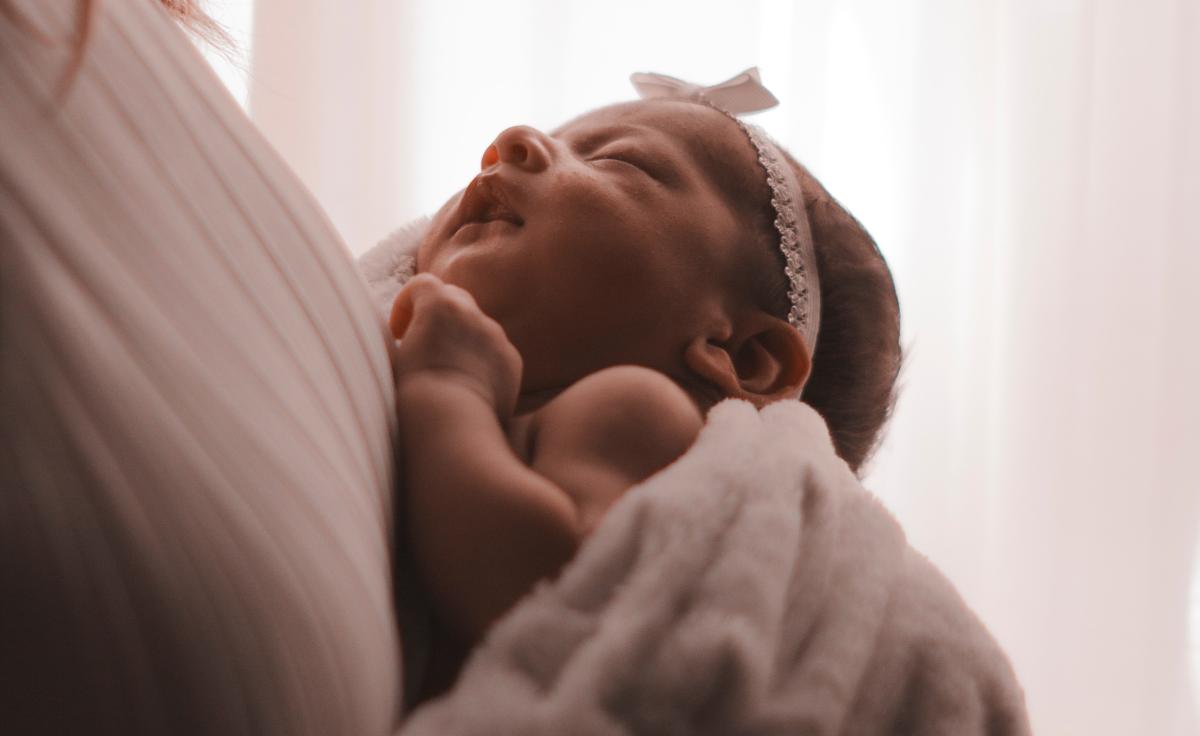 Cómo evitar que se doblen las orejas del bebé
