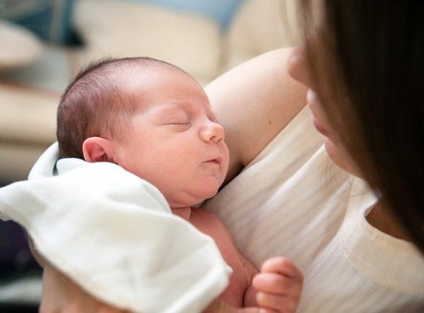 Cómo estimular a un bebé recién nacido