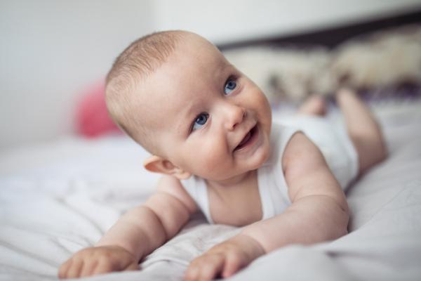 Cómo estimular a un bebé recién nacido - Fortalece los músculos del cuello 