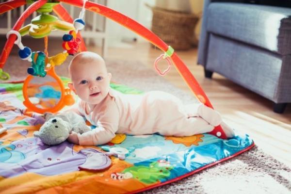 Comment stimuler un nouveau-né - Utilise des jouets pour stimuler la préhension.