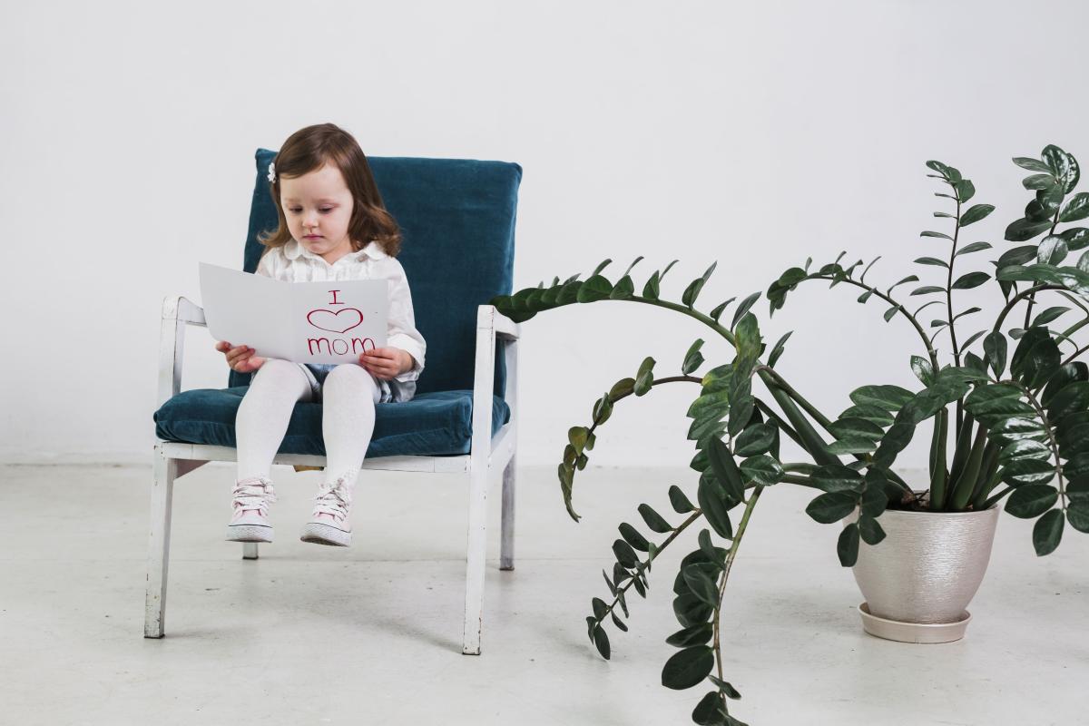 Mi hija se balancea en la silla, ¿es normal?