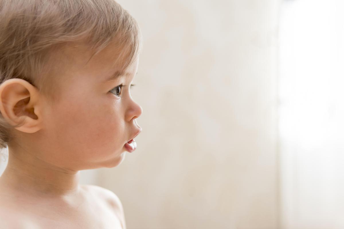 Mi bebé tiene un bulto detrás de la oreja, ¿debo preocuparme?