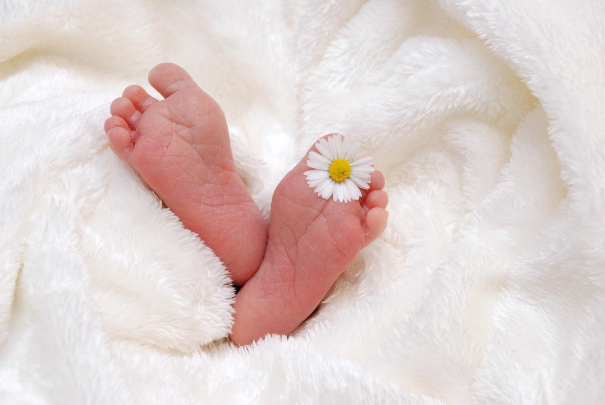 Por qué le huelen los pies a mi bebé