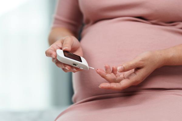 Tengo diabetes gestacional y mi bebé se mueve mucho: causas y qué hacer - Hiperglucemia materna y reacción fetal