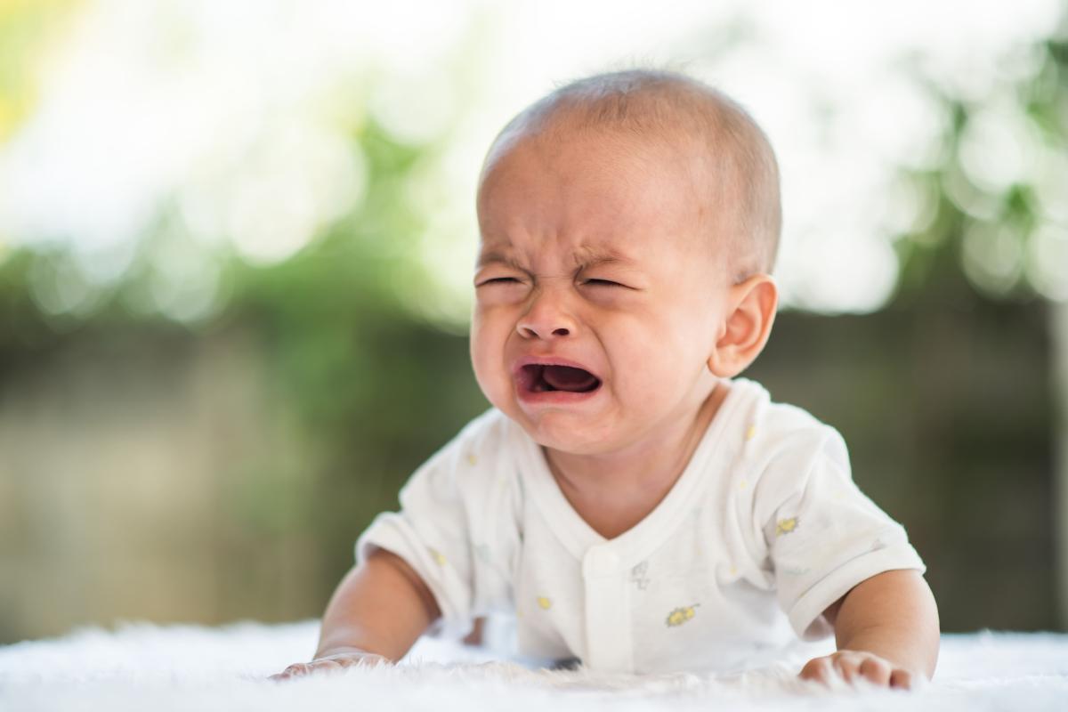Mi bebé llora como si estuviera asustado: por qué y qué hacer