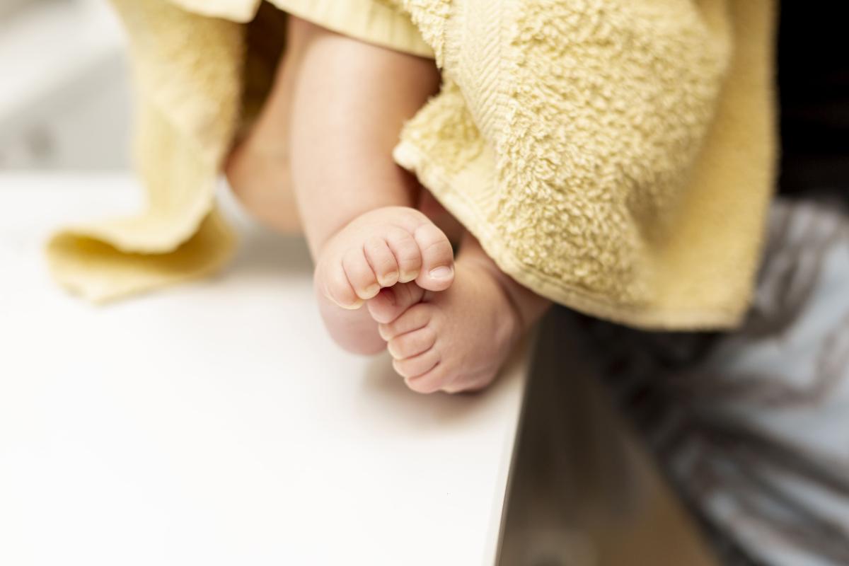 Por qué mi bebé se frota los pies y cuándo preocuparse