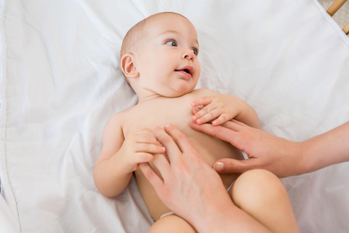 Cuándo preocuparse si el bebé no hace caca