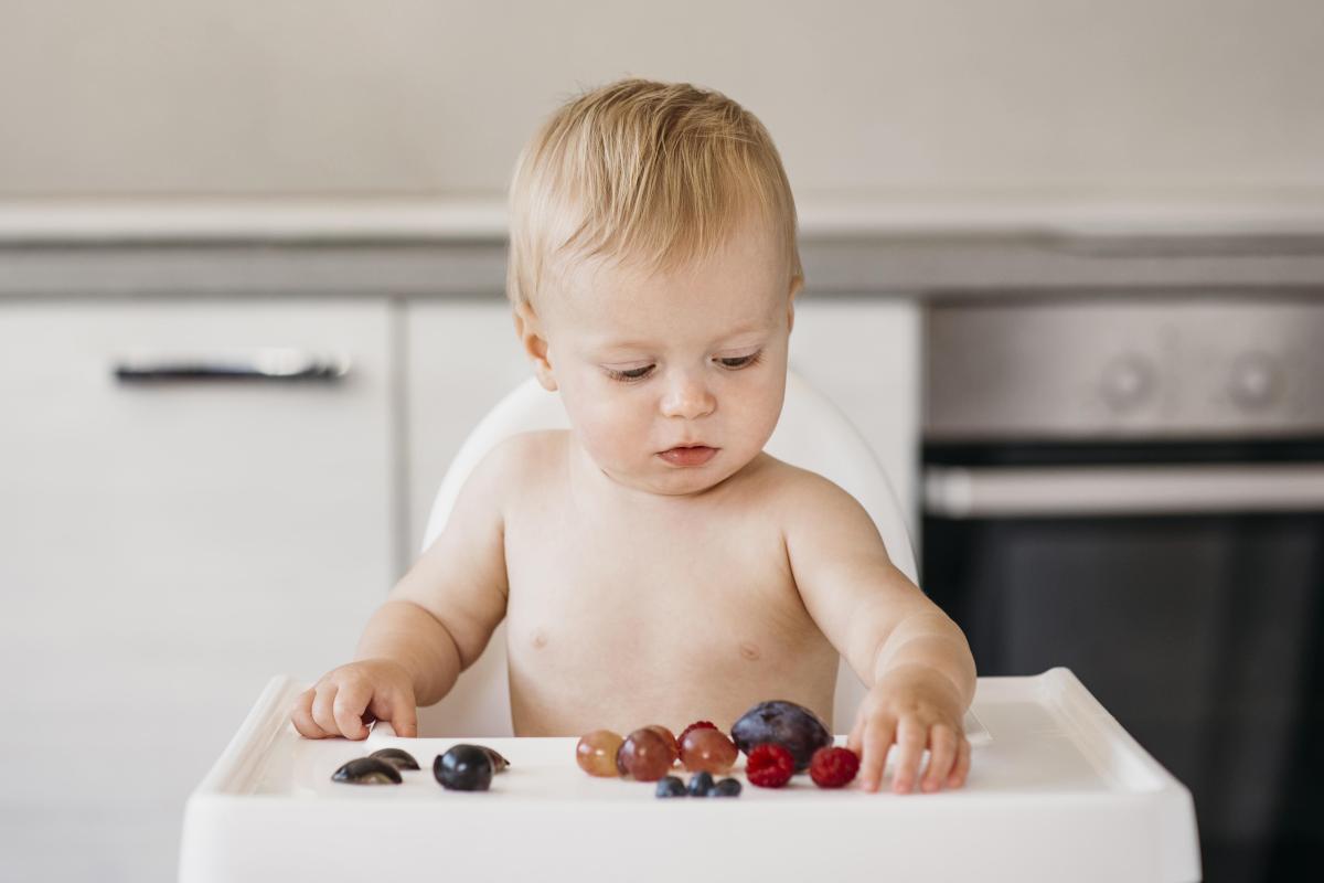 Mi bebé se traga la comida sin masticar: por qué y qué hacer