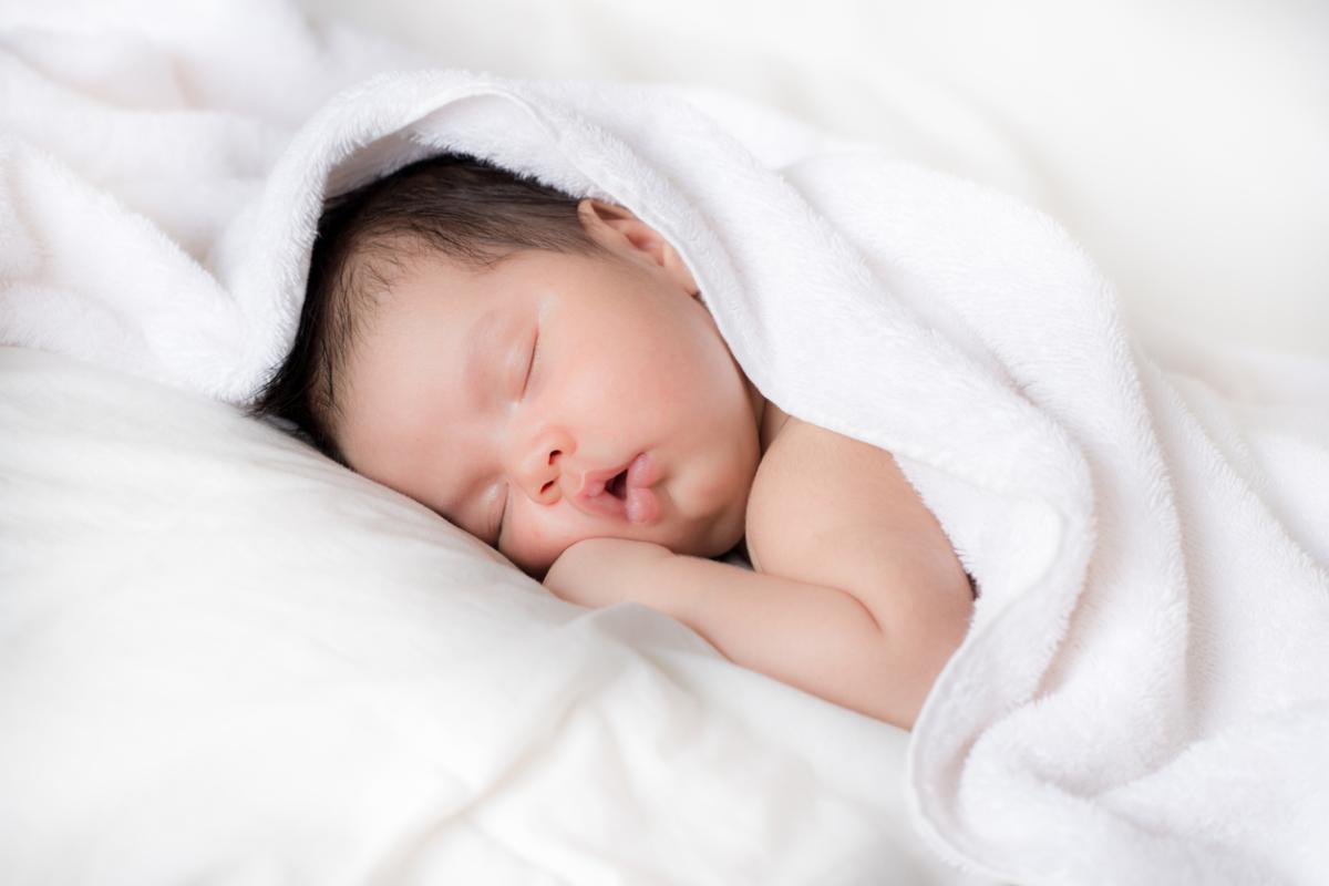 ¿Puede un bebé dormir boca abajo?