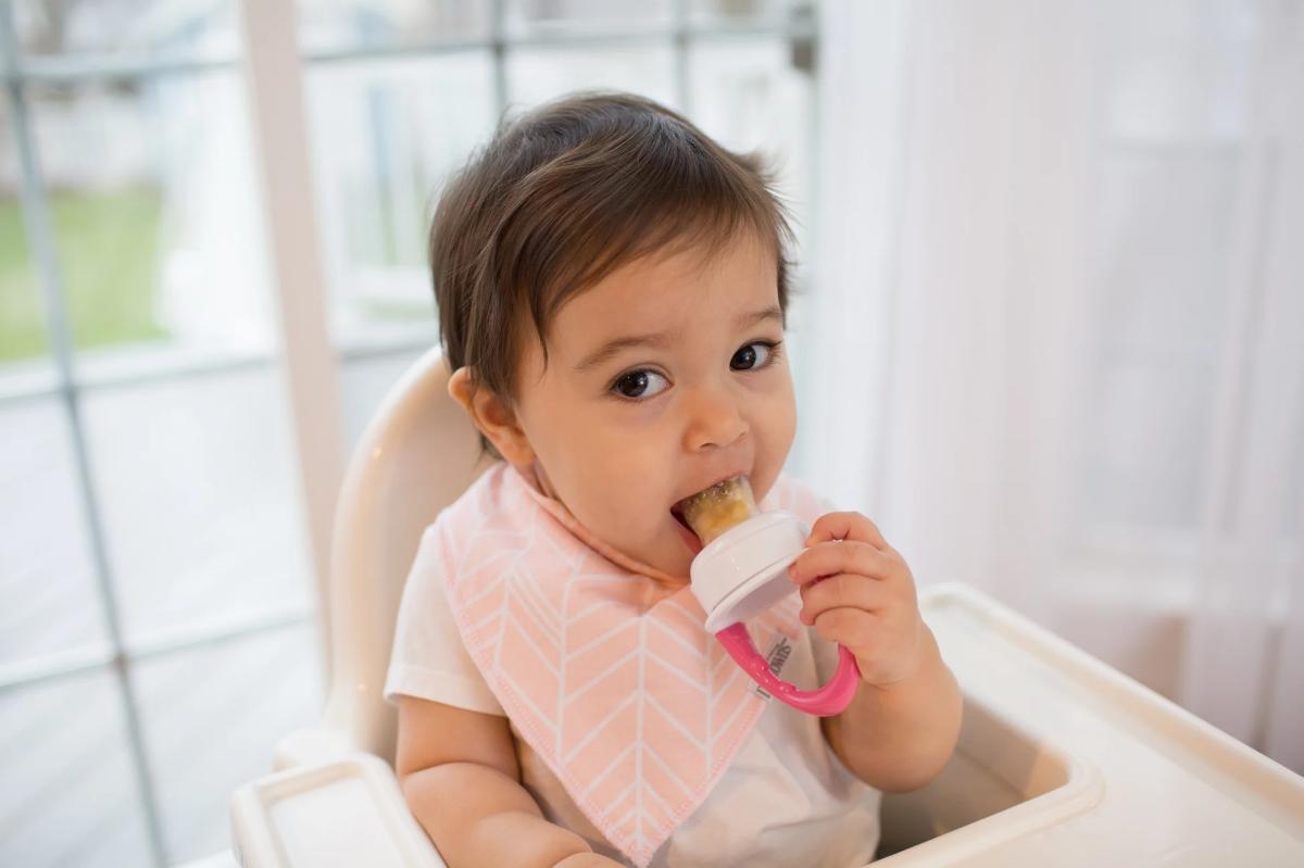 Los mejores alimentadores antiahogo para bebés
