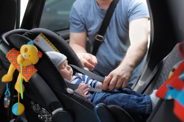 Consejos para comprar sillas de coche para niños - Instalar a contramarcha