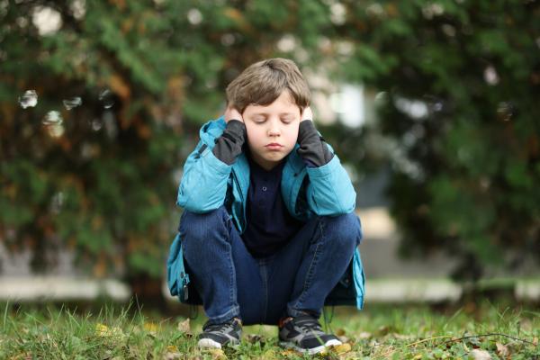 Mi hijo se tapa los oídos con las manos: causas y qué hacer - Comportamiento de autorregulación sensorial
