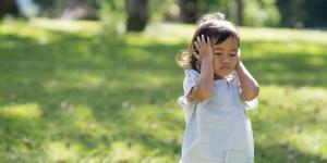 Mi hijo se tapa los oídos con las manos: causas y qué hacer