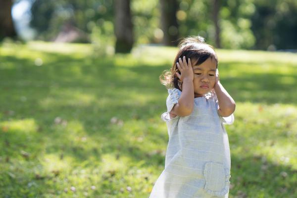 Mi hijo se tapa los oídos con las manos: causas y qué hacer