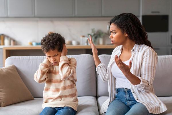 Mi hijo se tapa los oídos con las manos: causas y qué hacer - Sobrecarga emocional o intento de bloqueo