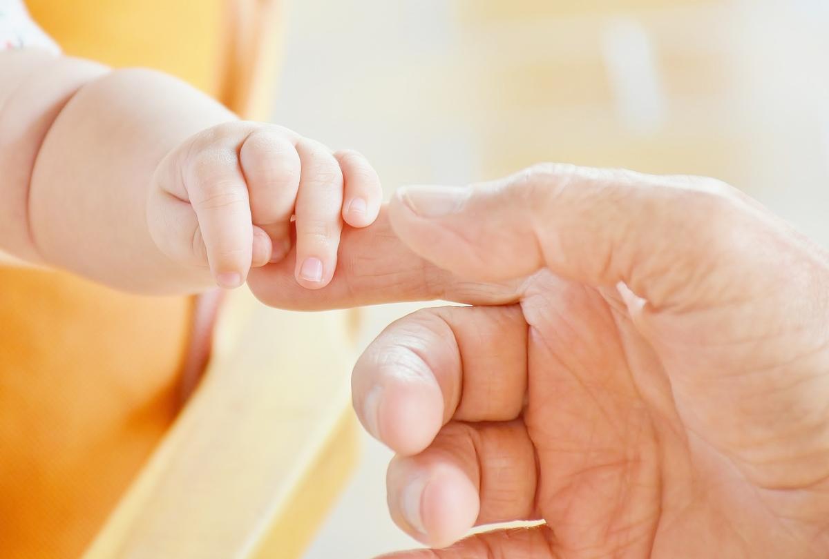 Mi bebé me pellizca para dormir: por qué y qué hacer