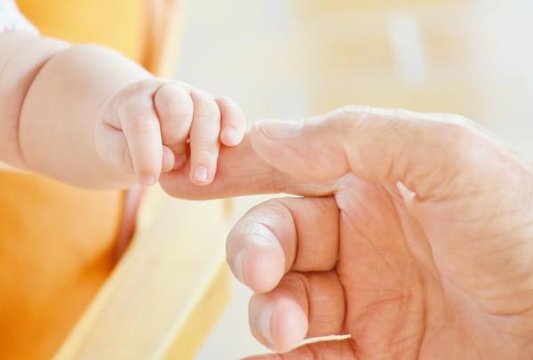 Mi bebé me pellizca para dormir: por qué y qué hacer