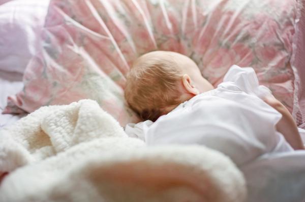 Mi bebé me pellizca para dormir: por qué y qué hacer - ¿Por qué mi bebé me pellizca para dormir?