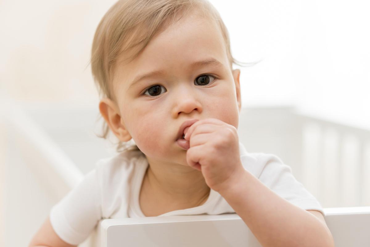 Mi hijo rechina los dientes: por qué y qué puedo hacer