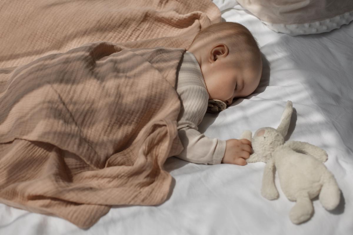 Mi bebé solo quiere dormir boca abajo: por qué y qué hacer