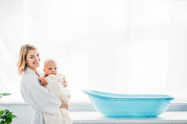Cómo bañar a un bebé - Bañera para bebé