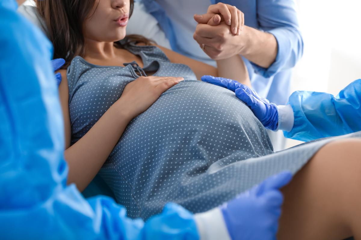 Por qué las mujeres dan a luz acostadas