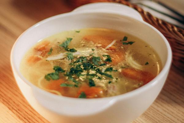 Remedios caseros para embarazadas con gripe - Caldo de pollo casero